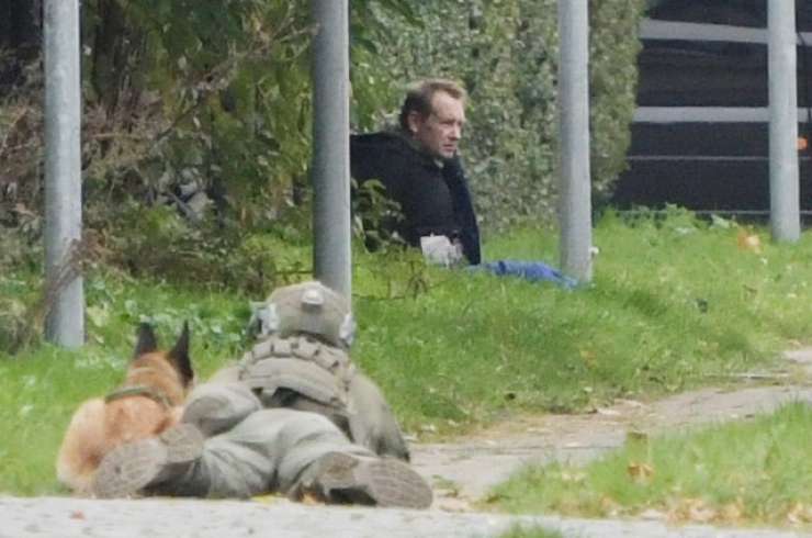 Danski izumitelj, ki je umoril in razkosal švedsko novinarko, je v zaporu ugrabil psihologinjo in s pištolo grozil stražarjem