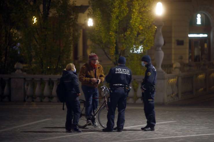 To je Ljubljana med policijsko uro: srhljivo prazne ulice in policijske kontrole redkih ljudi na prostem (FOTO