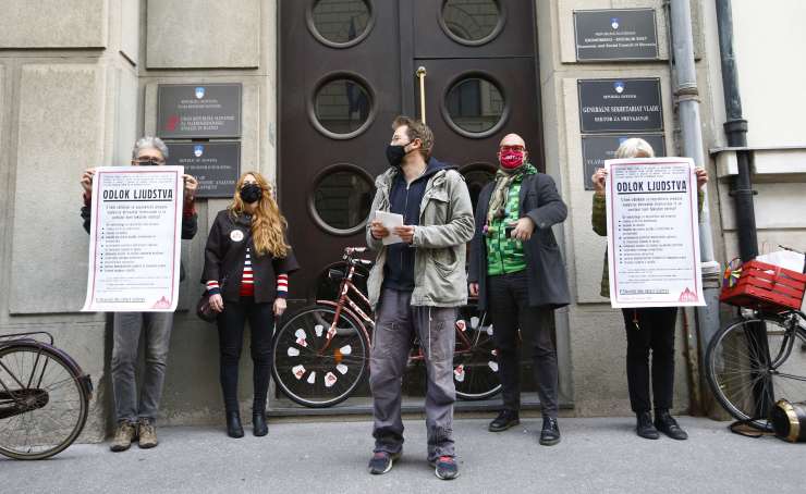 Protestniki so Janši na vrata prilepili "odlok ljudstva", s katerim so uveljavili "takojšen odstop" njegove vlade (FOTO)