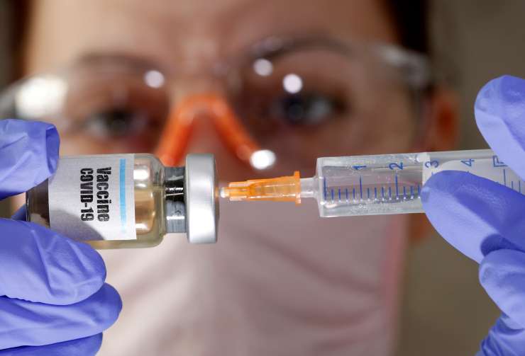 Pred poletjem 2021 ne gre pričakovati cepiva proti koronavirusu