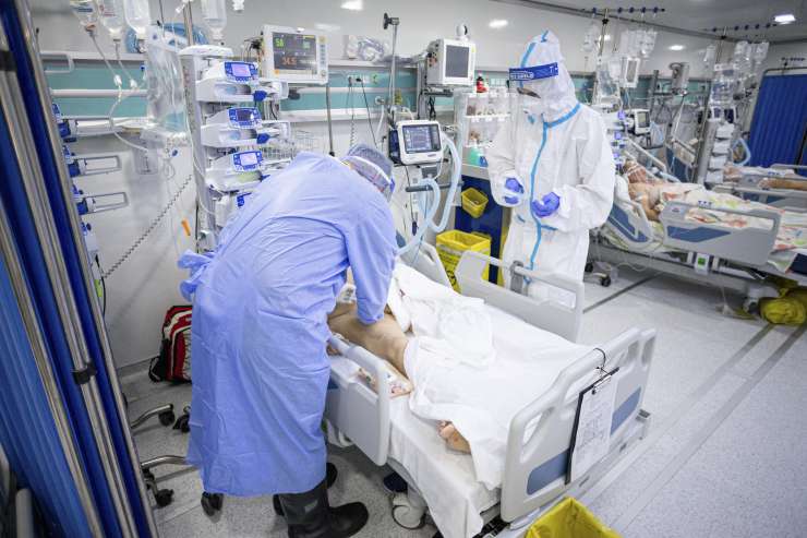 KORONAVIRUS: V nedeljo umrlo 51 bolnikov s covidom-19, potrjenih 428 okužb