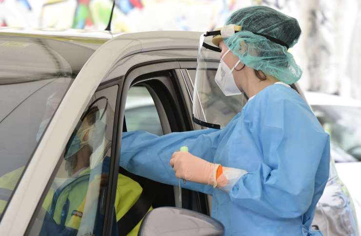 KORONAVIRUS: Včeraj potrjenih 2488 okužb, umrlo 14 bolnikov s covidom-19