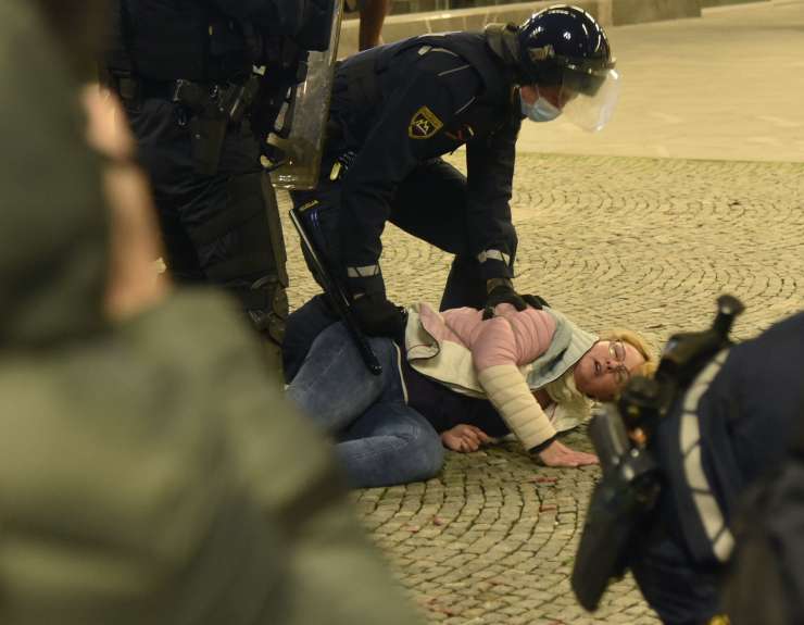 Šef ljubljanske policije brani uporabo sile zoper protestnico: tu je posnetek incidenta (VIDEO)