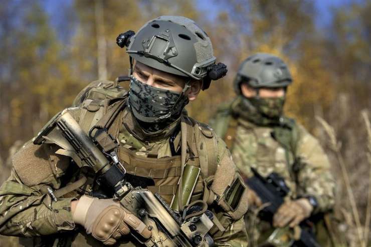 Ukrajinski borci bodo dobili slovenske puške, čelade in strelivo