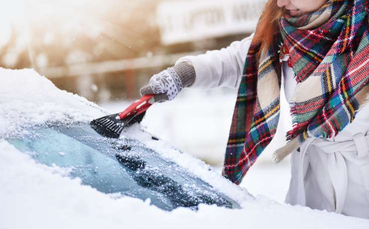 Jutro je bilo ledeno: vozniki so strgali led z avtov