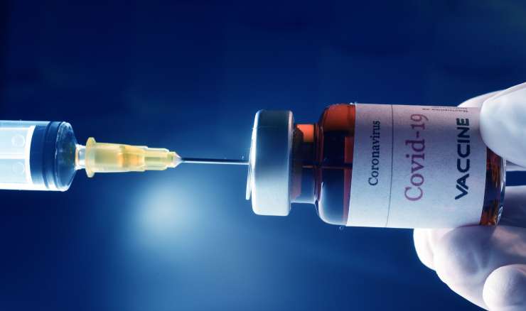 EU naj bi odobrila še tretje cepivo proti covidu-19
