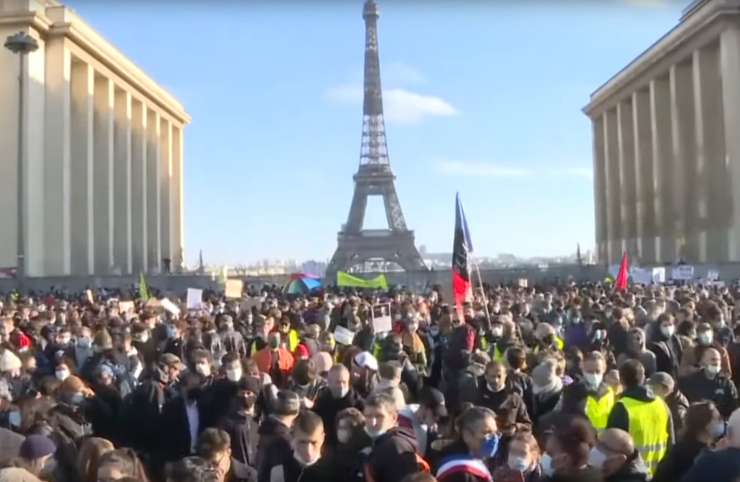 Francozi šli na ulice proti novemu zakonu, ki bi kaznoval objavljanje fotografij policistov med posredovanjem (VIDEO)