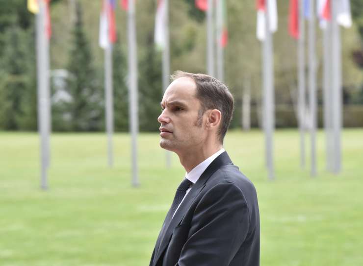 Minister Logar v UKC Ljubljana operiran na slepiču