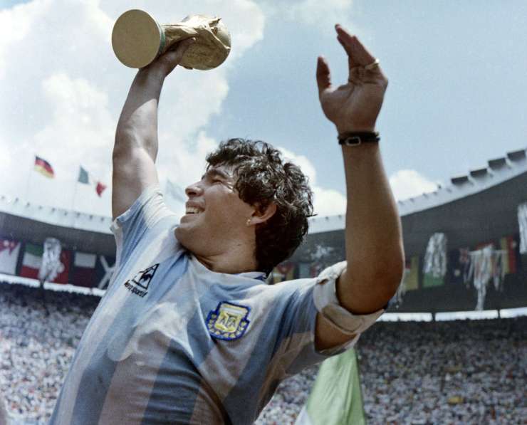 Šok: umrl je Maradona!
