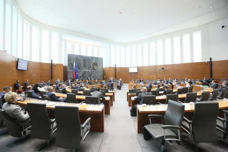 Poslanci potrdili šesti protikoronski zakon: skupna vrednost ukrepov je ena milijarda evrov