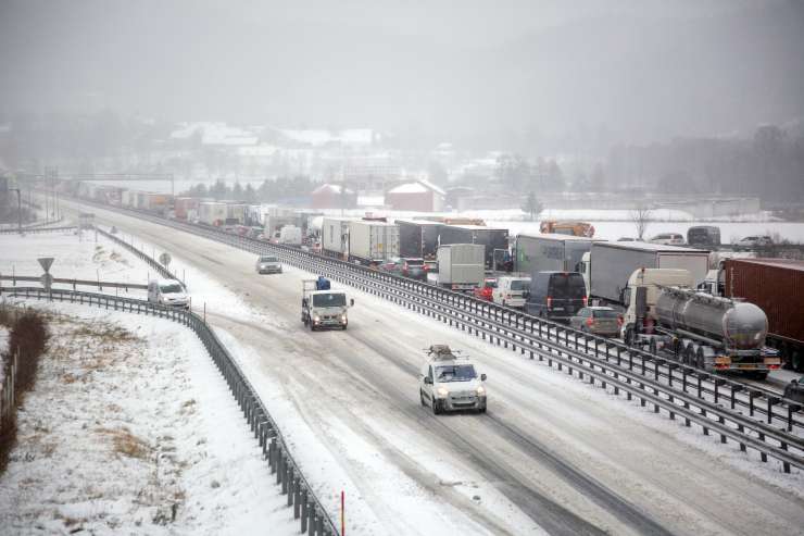 Sneg prinesel kaos na cestah: zdrsi tovornjakov na Primorskem, zaprte ceste in dolge kolone