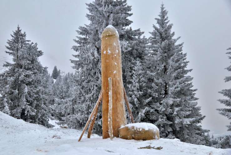 Na bavarski gori se je pojavil nov, še večji leseni penis