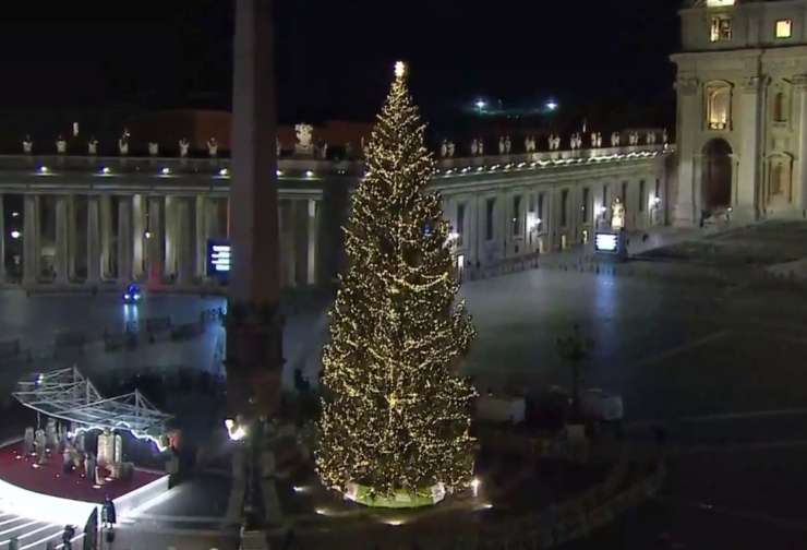 Poglejte, kako so v Vatikanu osvetlili "veličastno" in "ofucano" slovensko smreko (VIDEO)