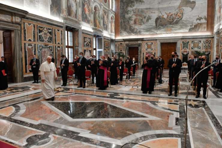 Kardinal Rode ter ministra Logar in Podgoršek v Vatikanu pri papežu Frančišku, ki je pohvalil "veličastno" slovensko smreko (FOTO)