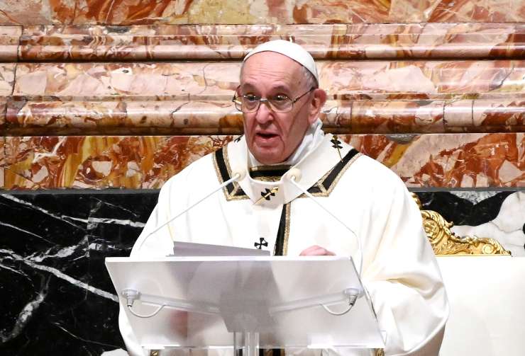 Papež Frančišek zaradi omikrona letos odpovedal obisk jaslic