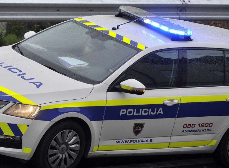 Zgodba z Dolenjske: pijan bežal pred policisti in se zabil v policijsko vozilo