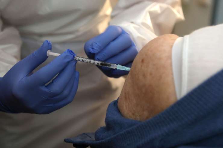 ZDA naj bi opravile že 100 milijonov cepljenj proti koronavirusu - cepljena slaba tretjina populacije