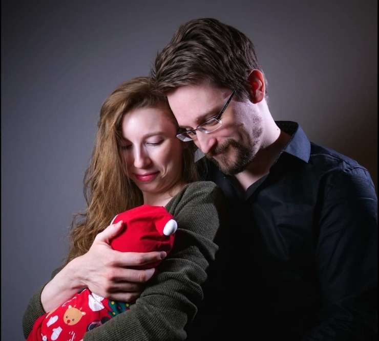 Edward Snowden in partnerka Lindsay sta postala starša
