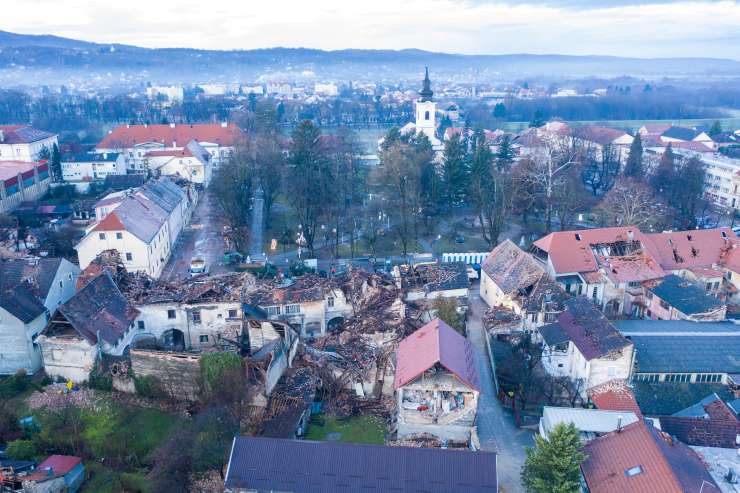 Nova tragedija v Petrinji: s strehe padel prostovoljec, ki je odstranjeval posledice potresa