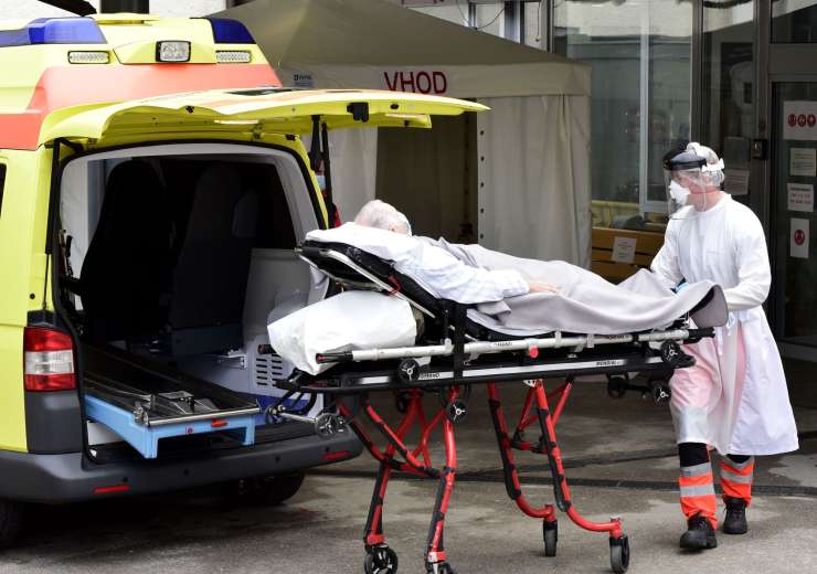 KORONAVIRUS: V petek potrdili 388 okužb, umrlo 39 covidnih bolnikov