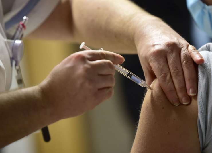 Cepiva za covid nimajo, zato Bosanci cepijo proti korupciji