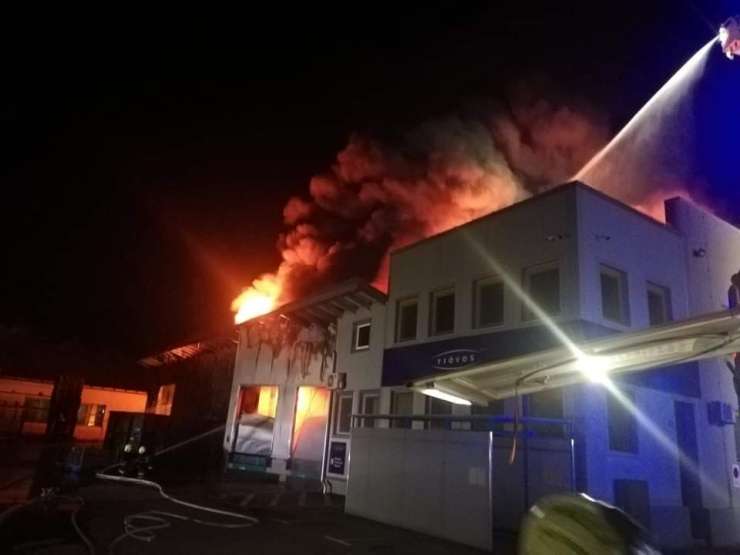 Silovit požar pri Trebnjem, zagorela je tovarna: 60 gasilcev je gasilo od tretje ure zjutraj