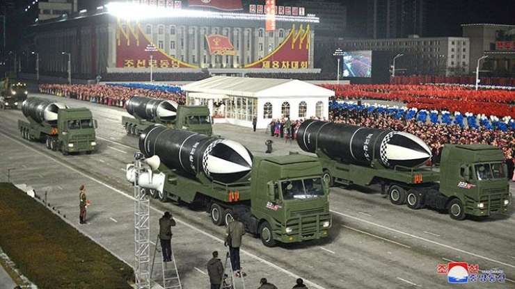 Diktator Kim ima nove rakete, ki jih je prvič pokazal svetu