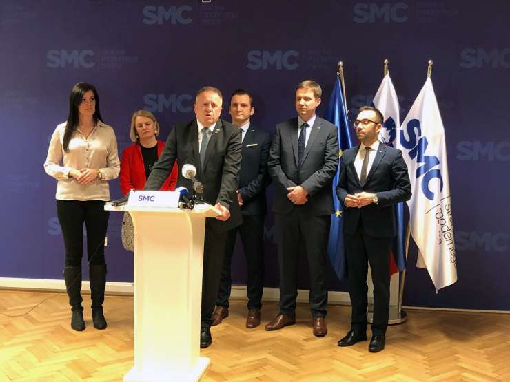 Varuhi koalicije: so poslanci SMC res zadovoljni z Janševim vodenjem koalicije?