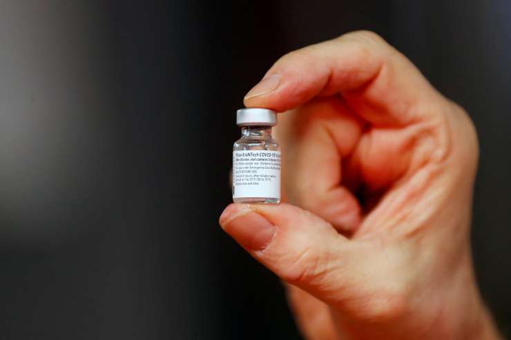 Izrael Palestincem poslal cepiva tik pred iztekom roka uporabe