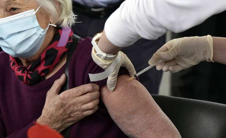 Že 100 milijonov Evropejcev povsem cepljenih, do konca poletja naj bi se cepilo 70 odstotkov odraslih v EU