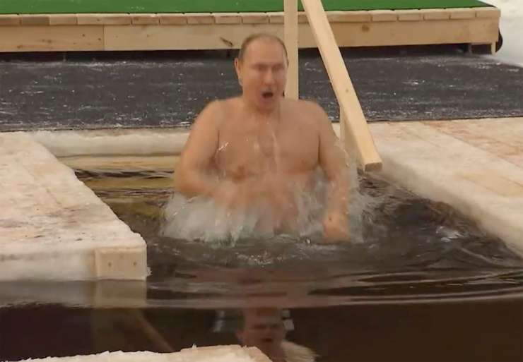 "Aaa! Mrzlo!" Putin skočil v ledeno vodo