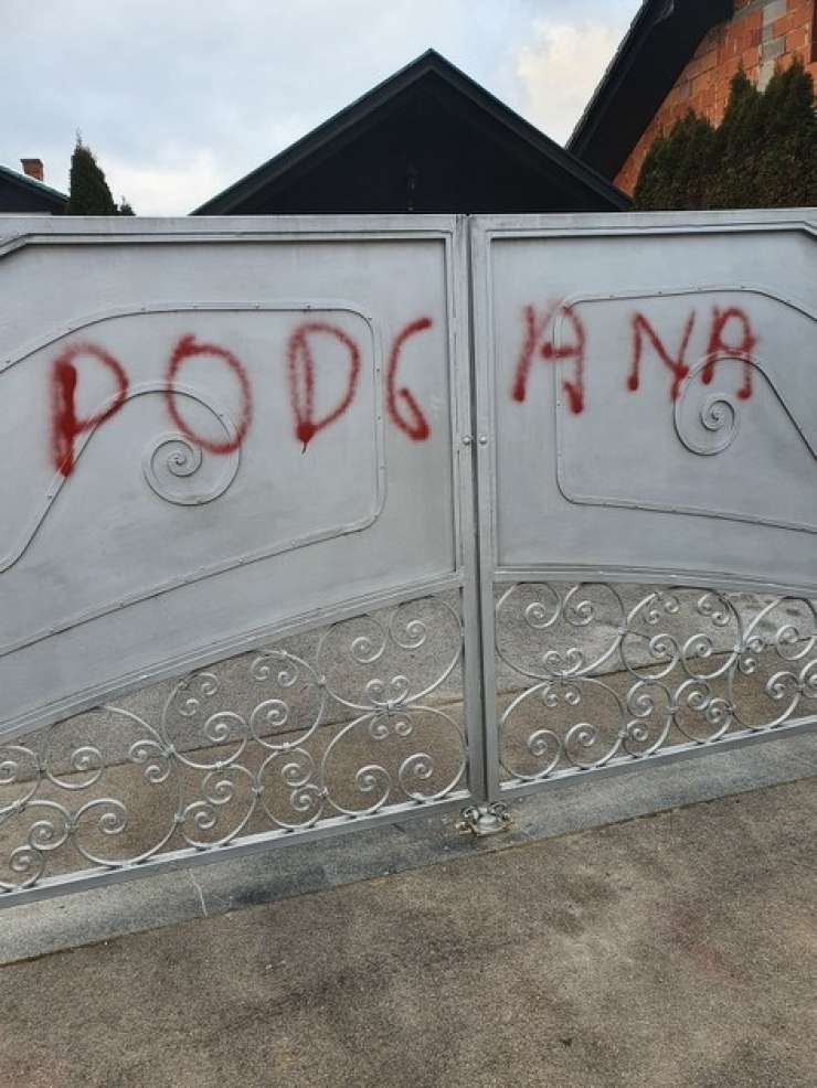 Spravili so se nad Erjavca: Napis "podgana" na ograji njegovega doma (FOTO)