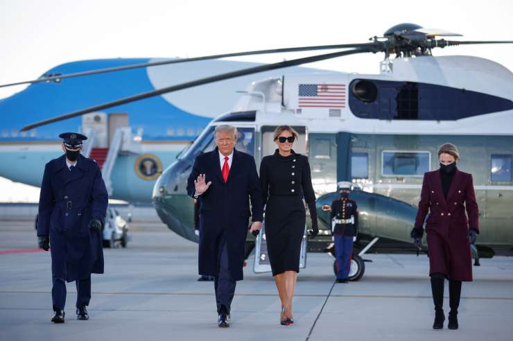 Trump in Melania sta zapustila Belo hišo in poletela na Florido