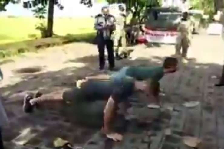 Kazen za tujce brez mask na Baliju: delati morajo sklece (VIDEO)