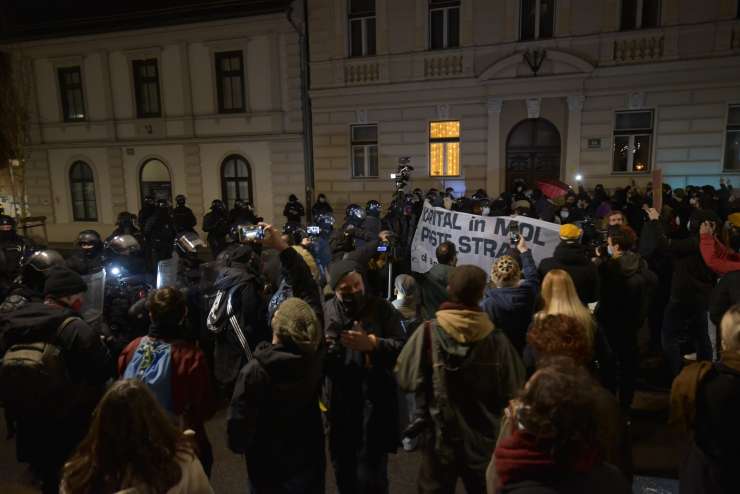 Bes v Ljubljani: policija s solzivcem nad protestnike, ki so tokrat na piko vzeli Jankovića (FOTO)