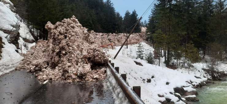 Česa takega v Bovcu ni bilo že 50 let: snežni plazovi zasuli ceste, cele vasi odrezane od sveta (FOTO)