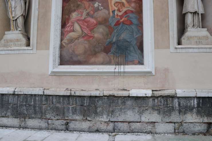 Neznanci so v fresko na ljubljanski stolnici vrgli balon z barvo: več tisoč evrov škode