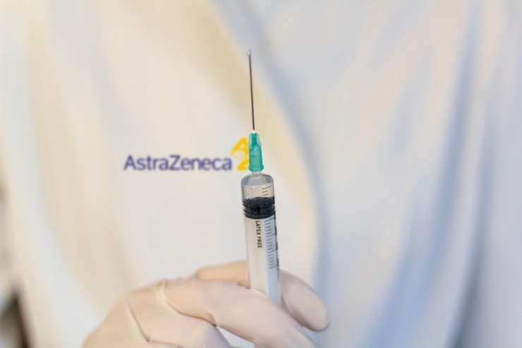 AstraZeneca najprej odpovedala, nato pa le potrdila sestanek z EU glede dobave cepiva