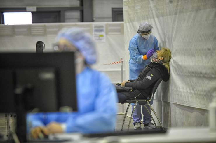 Pri 181 ljudeh v Sloveniji potrdili ponovno okužbo s koronavirusom