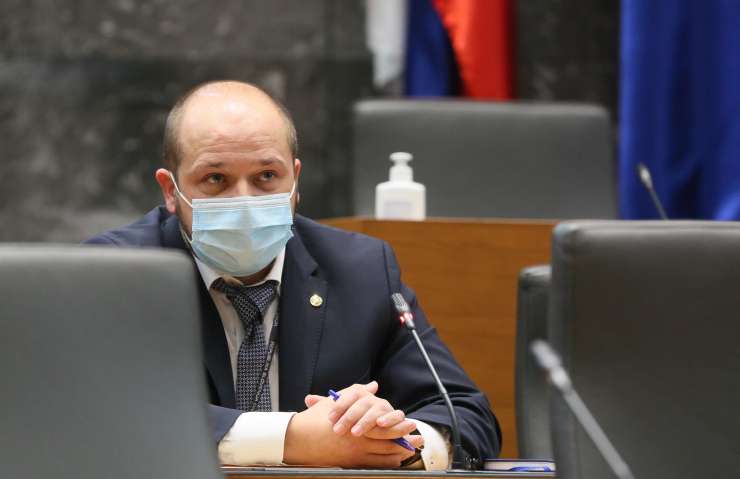 Poklukar: Slovenija bo glede cepiva AstraZenece počakala na odločitev Eme