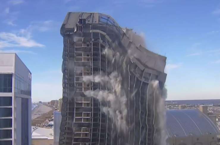 Tako je v seriji eksplozij padel slavni Trumpov hotel (VIDEO)