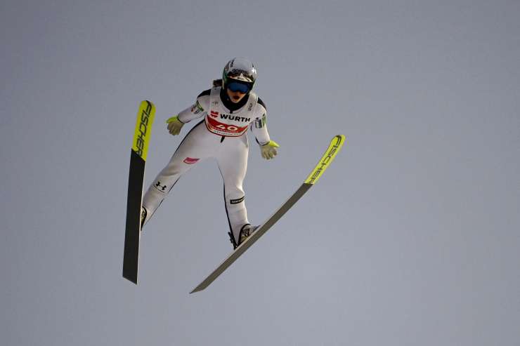 Nova medalja slovenskih orlic: Nika Križnar priletela do brona na veliki skakalnici v Oberstdorfu