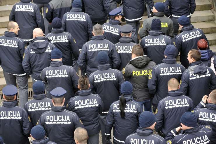Politični pritiski na policijo: je bila hujša Janševa ali Golobova vlada?