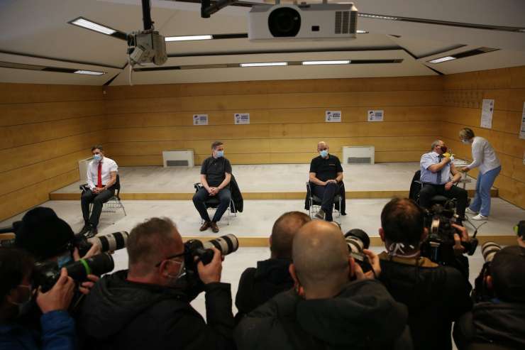 Pahor, Janša, Zorčič in Kovšca so se cepili z AstraZeneco (FOTO)