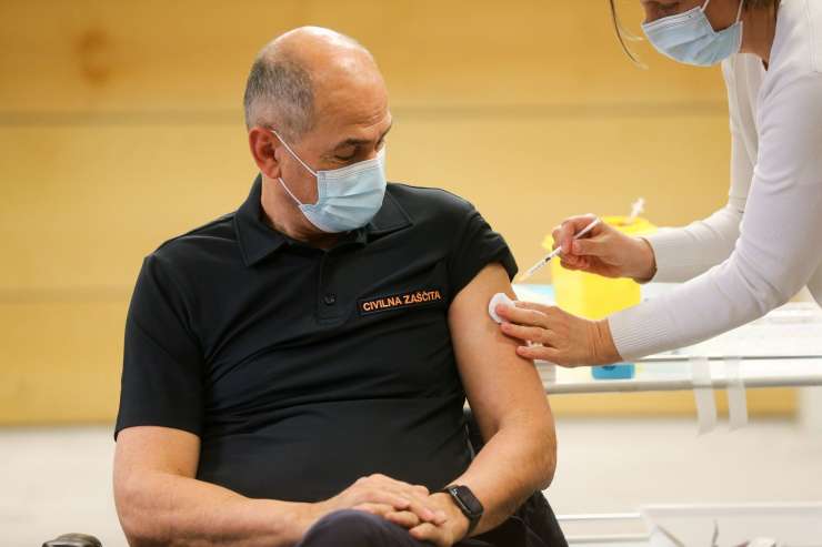Anketa: obvezno cepljenje razklalo javnost