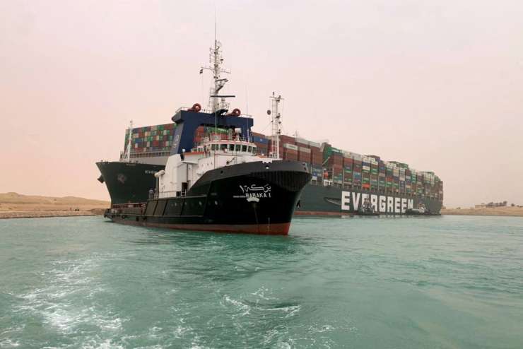 Ogromna ladja, ki zapira Sueški prekop, se je premaknila