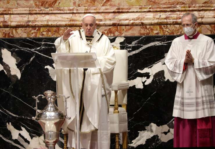 Papež Frančišek s krizmeno mašo začel velikonočno obredje