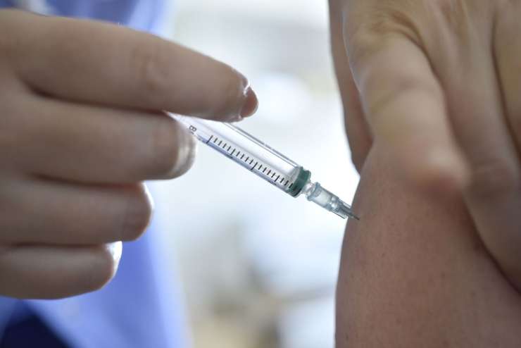 Začenja se cepljenje proti omikronu