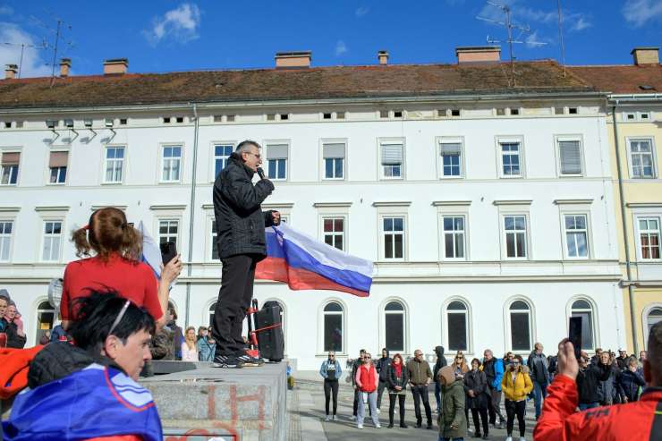 Mariborski protestni val ne pojenja,  policisti nad protestnike z videosistemom