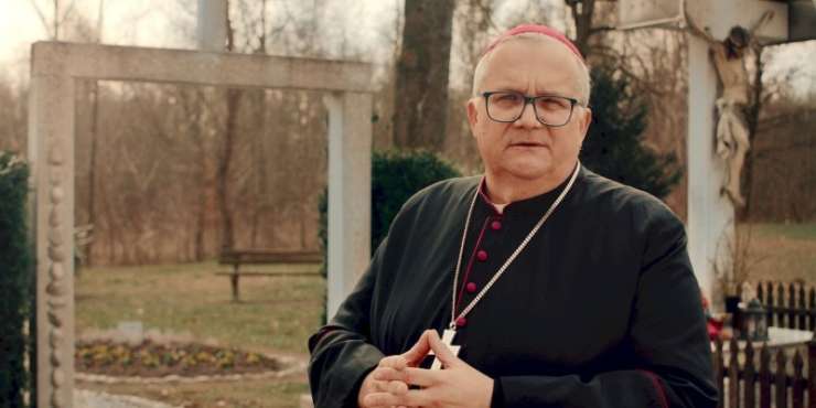Velikonočna poslanica slovenskih škofov: Dobrotnost, solidarnost in služenje še zmeraj hodijo med nami